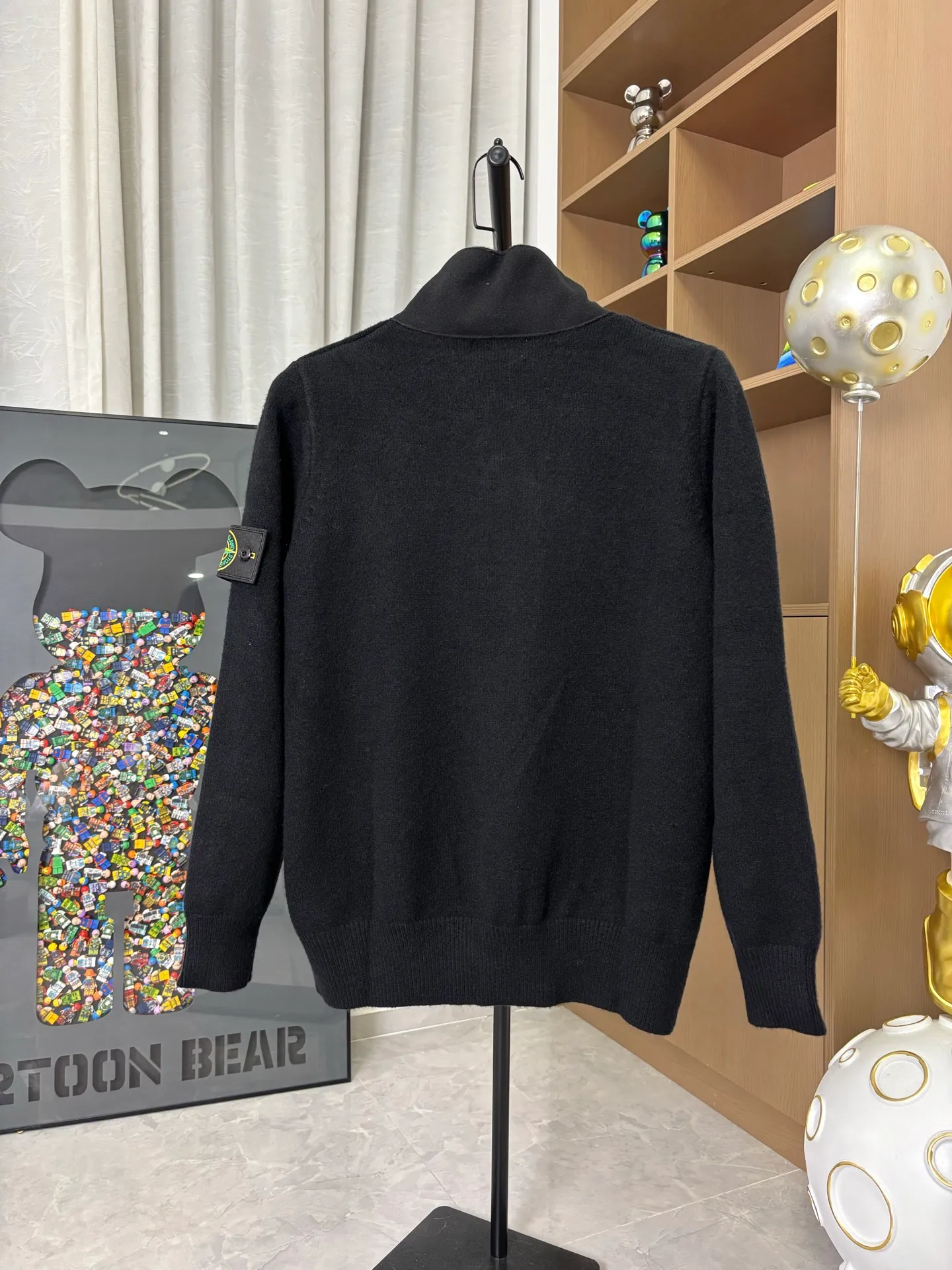 P340 Style number: DC218# Stone Island knitted woolen splicing wool cardigan jacket. The whole garment is made with high-quality machines imported from Germany. Three types of machines. Three weaving methods. The process is complex and tedious. Customized color-dyed wool➕wool stitching with high gram weight, high density and ultra-high quality. The wool is soft, delicate and skin-friendly, and feels soft and silky! The inside is a zipper design and the outside is a button design. The whole garment has nine buttons. It weighs more than 1 kilogram. Color: black. Size: S-M-L-Xl.